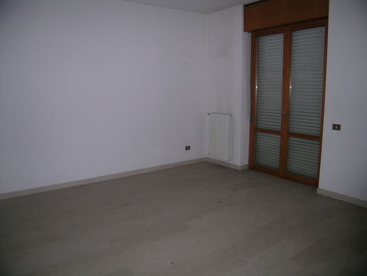 Appartamento in BRESCIA VIA DELLE LONGURE 26, piano secondo. ingresso, disimpegno, soggiorno, 3 camere, cucina, 2 bagni, ripostiglio e 3 balconi + pertinenziale box auto posto auto scoperto, cantina, ripostiglio al piano terra. N.C.E.U. Categoria Catastale A2 foglio NCT/40 part. 376 sub. 18 (incluso ripostiglio al piano terra e cantina ad uso esclusivo), con box auto ad uso esclusivo al foglio NCT/40 part. 376 sub. 25 e posto auto scoperto ad uso esclusivo al foglio NCT/40 part. 389 sub. 5. Mq 157. Libero. Piena proprietà