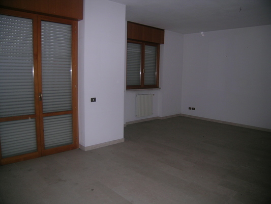 Appartamento in BRESCIA VIA DELLE LONGURE 26, piano secondo. ingresso, disimpegno, soggiorno, 3 camere, cucina, 2 bagni, ripostiglio e 3 balconi + pertinenziale box auto posto auto scoperto, cantina, ripostiglio al piano terra. N.C.E.U. Categoria Catastale A2 foglio NCT/40 part. 376 sub. 18 (incluso ripostiglio al piano terra e cantina ad uso esclusivo), con box auto ad uso esclusivo al foglio NCT/40 part. 376 sub. 25 e posto auto scoperto ad uso esclusivo al foglio NCT/40 part. 389 sub. 5. Mq 157. Libero. Piena proprietà