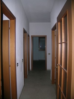 Appartamento in BRESCIA VIA DELLE LONGURE 26, piano secondo. ingresso, disimpegno, soggiorno, 3 camere, cucina, 2 bagni, ripostiglio e 3 balconi + pertinenziale box auto posto auto scoperto, cantina, ripostiglio al piano terra. N.C.E.U. Categoria Catastale A2 foglio NCT/40 part. 376 sub. 18 (incluso ripostiglio al piano terra e cantina ad uso esclusivo), con box auto ad uso esclusivo al foglio NCT/40 part. 376 sub. 25 e posto auto scoperto ad uso esclusivo al foglio NCT/40 part. 389 sub. 5. Mq 157. Libero. Piena proprietà