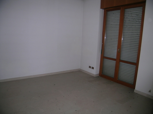 Appartamento in BRESCIA VIA DELLE LONGURE 26, piano secondo. ingresso, disimpegno, soggiorno, 3 camere, cucina, 2 bagni, ripostiglio e 3 balconi + pertinenziale box auto posto auto scoperto, cantina, ripostiglio al piano terra. N.C.E.U. Categoria Catastale A2 foglio NCT/40 part. 376 sub. 18 (incluso ripostiglio al piano terra e cantina ad uso esclusivo), con box auto ad uso esclusivo al foglio NCT/40 part. 376 sub. 25 e posto auto scoperto ad uso esclusivo al foglio NCT/40 part. 389 sub. 5. Mq 157. Libero. Piena proprietà