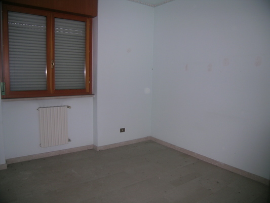 Appartamento in BRESCIA VIA DELLE LONGURE 26, piano secondo. ingresso, disimpegno, soggiorno, 3 camere, cucina, 2 bagni, ripostiglio e 3 balconi + pertinenziale box auto posto auto scoperto, cantina, ripostiglio al piano terra. N.C.E.U. Categoria Catastale A2 foglio NCT/40 part. 376 sub. 18 (incluso ripostiglio al piano terra e cantina ad uso esclusivo), con box auto ad uso esclusivo al foglio NCT/40 part. 376 sub. 25 e posto auto scoperto ad uso esclusivo al foglio NCT/40 part. 389 sub. 5. Mq 157. Libero. Piena proprietà