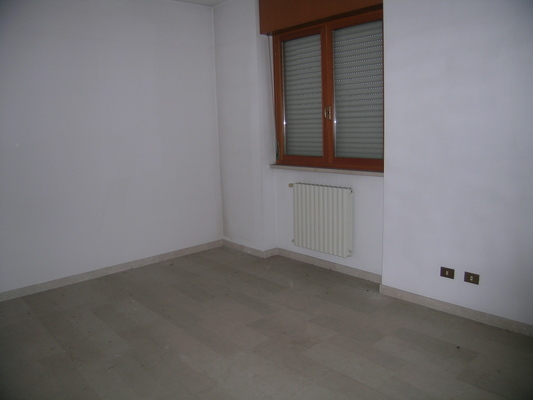 Appartamento in BRESCIA VIA DELLE LONGURE 26, piano secondo. ingresso, disimpegno, soggiorno, 3 camere, cucina, 2 bagni, ripostiglio e 3 balconi + pertinenziale box auto posto auto scoperto, cantina, ripostiglio al piano terra. N.C.E.U. Categoria Catastale A2 foglio NCT/40 part. 376 sub. 18 (incluso ripostiglio al piano terra e cantina ad uso esclusivo), con box auto ad uso esclusivo al foglio NCT/40 part. 376 sub. 25 e posto auto scoperto ad uso esclusivo al foglio NCT/40 part. 389 sub. 5. Mq 157. Libero. Piena proprietà