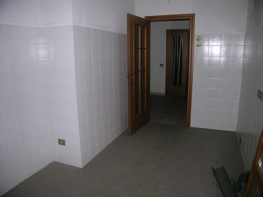 Appartamento in BRESCIA VIA DELLE LONGURE 26, piano secondo. ingresso, disimpegno, soggiorno, 3 camere, cucina, 2 bagni, ripostiglio e 3 balconi + pertinenziale box auto posto auto scoperto, cantina, ripostiglio al piano terra. N.C.E.U. Categoria Catastale A2 foglio NCT/40 part. 376 sub. 18 (incluso ripostiglio al piano terra e cantina ad uso esclusivo), con box auto ad uso esclusivo al foglio NCT/40 part. 376 sub. 25 e posto auto scoperto ad uso esclusivo al foglio NCT/40 part. 389 sub. 5. Mq 157. Libero. Piena proprietà