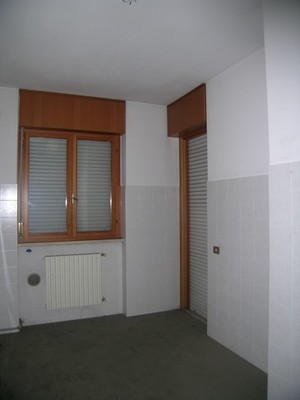 Appartamento in BRESCIA VIA DELLE LONGURE 26, piano secondo. ingresso, disimpegno, soggiorno, 3 camere, cucina, 2 bagni, ripostiglio e 3 balconi + pertinenziale box auto posto auto scoperto, cantina, ripostiglio al piano terra. N.C.E.U. Categoria Catastale A2 foglio NCT/40 part. 376 sub. 18 (incluso ripostiglio al piano terra e cantina ad uso esclusivo), con box auto ad uso esclusivo al foglio NCT/40 part. 376 sub. 25 e posto auto scoperto ad uso esclusivo al foglio NCT/40 part. 389 sub. 5. Mq 157. Libero. Piena proprietà