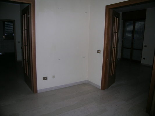 Appartamento in BRESCIA VIA DELLE LONGURE 26, piano terzo. ingresso, disimpegno, soggiorno, 3 camere, cucina, 2 bagni, ripostiglio e 3 balconi + pertinenziale box auto posto auto scoperto, cantina, ripostiglio al piano terra. N.C.E.U. Categoria Catastale A2 foglio NCT/40 part. 376 sub. 20 (incluso ripostiglio al piano terra e cantina ad uso esclusivo), con box auto ad uso esclusivo al foglio NCT/40 part. 376 sub. 26 e posto auto scoperto ad uso esclusivo al foglio NCT/40 part. 389 sub. 6. Mq 155. Libero. Piena proprietà