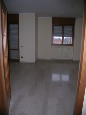 Appartamento in BRESCIA VIA DELLE LONGURE 26, piano terzo. ingresso, disimpegno, soggiorno, 3 camere, cucina, 2 bagni, ripostiglio e 3 balconi + pertinenziale box auto posto auto scoperto, cantina, ripostiglio al piano terra. N.C.E.U. Categoria Catastale A2 foglio NCT/40 part. 376 sub. 20 (incluso ripostiglio al piano terra e cantina ad uso esclusivo), con box auto ad uso esclusivo al foglio NCT/40 part. 376 sub. 26 e posto auto scoperto ad uso esclusivo al foglio NCT/40 part. 389 sub. 6. Mq 155. Libero. Piena proprietà