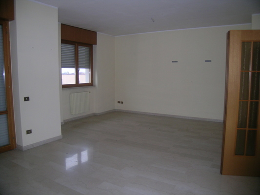 Appartamento in BRESCIA VIA DELLE LONGURE 26, piano terzo. ingresso, disimpegno, soggiorno, 3 camere, cucina, 2 bagni, ripostiglio e 3 balconi + pertinenziale box auto posto auto scoperto, cantina, ripostiglio al piano terra. N.C.E.U. Categoria Catastale A2 foglio NCT/40 part. 376 sub. 20 (incluso ripostiglio al piano terra e cantina ad uso esclusivo), con box auto ad uso esclusivo al foglio NCT/40 part. 376 sub. 26 e posto auto scoperto ad uso esclusivo al foglio NCT/40 part. 389 sub. 6. Mq 155. Libero. Piena proprietà