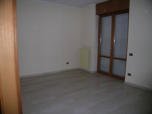 Appartamento in BRESCIA VIA DELLE LONGURE 26, piano terzo. ingresso, disimpegno, soggiorno, 3 camere, cucina, 2 bagni, ripostiglio e 3 balconi + pertinenziale box auto posto auto scoperto, cantina, ripostiglio al piano terra. N.C.E.U. Categoria Catastale A2 foglio NCT/40 part. 376 sub. 20 (incluso ripostiglio al piano terra e cantina ad uso esclusivo), con box auto ad uso esclusivo al foglio NCT/40 part. 376 sub. 26 e posto auto scoperto ad uso esclusivo al foglio NCT/40 part. 389 sub. 6. Mq 155. Libero. Piena proprietà