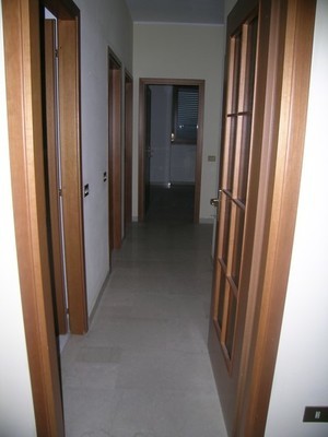 Appartamento in BRESCIA VIA DELLE LONGURE 26, piano terzo. ingresso, disimpegno, soggiorno, 3 camere, cucina, 2 bagni, ripostiglio e 3 balconi + pertinenziale box auto posto auto scoperto, cantina, ripostiglio al piano terra. N.C.E.U. Categoria Catastale A2 foglio NCT/40 part. 376 sub. 20 (incluso ripostiglio al piano terra e cantina ad uso esclusivo), con box auto ad uso esclusivo al foglio NCT/40 part. 376 sub. 26 e posto auto scoperto ad uso esclusivo al foglio NCT/40 part. 389 sub. 6. Mq 155. Libero. Piena proprietà