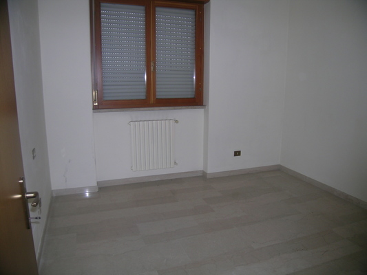 Appartamento in BRESCIA VIA DELLE LONGURE 26, piano terzo. ingresso, disimpegno, soggiorno, 3 camere, cucina, 2 bagni, ripostiglio e 3 balconi + pertinenziale box auto posto auto scoperto, cantina, ripostiglio al piano terra. N.C.E.U. Categoria Catastale A2 foglio NCT/40 part. 376 sub. 20 (incluso ripostiglio al piano terra e cantina ad uso esclusivo), con box auto ad uso esclusivo al foglio NCT/40 part. 376 sub. 26 e posto auto scoperto ad uso esclusivo al foglio NCT/40 part. 389 sub. 6. Mq 155. Libero. Piena proprietà