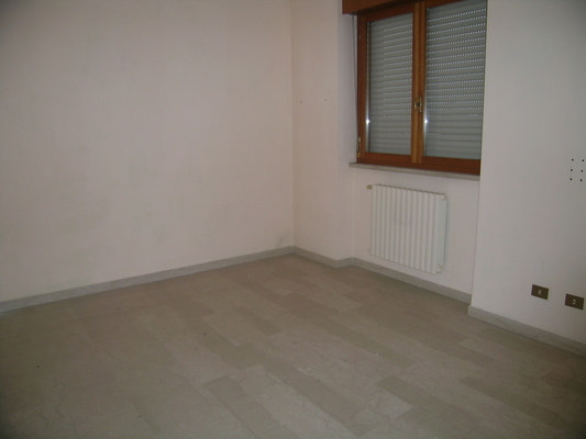 Appartamento in BRESCIA VIA DELLE LONGURE 26, piano terzo. ingresso, disimpegno, soggiorno, 3 camere, cucina, 2 bagni, ripostiglio e 3 balconi + pertinenziale box auto posto auto scoperto, cantina, ripostiglio al piano terra. N.C.E.U. Categoria Catastale A2 foglio NCT/40 part. 376 sub. 20 (incluso ripostiglio al piano terra e cantina ad uso esclusivo), con box auto ad uso esclusivo al foglio NCT/40 part. 376 sub. 26 e posto auto scoperto ad uso esclusivo al foglio NCT/40 part. 389 sub. 6. Mq 155. Libero. Piena proprietà