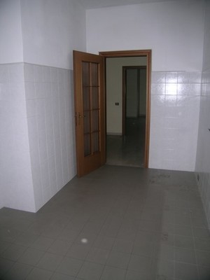 Appartamento in BRESCIA VIA DELLE LONGURE 26, piano terzo. ingresso, disimpegno, soggiorno, 3 camere, cucina, 2 bagni, ripostiglio e 3 balconi + pertinenziale box auto posto auto scoperto, cantina, ripostiglio al piano terra. N.C.E.U. Categoria Catastale A2 foglio NCT/40 part. 376 sub. 20 (incluso ripostiglio al piano terra e cantina ad uso esclusivo), con box auto ad uso esclusivo al foglio NCT/40 part. 376 sub. 26 e posto auto scoperto ad uso esclusivo al foglio NCT/40 part. 389 sub. 6. Mq 155. Libero. Piena proprietà