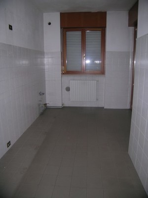 Appartamento in BRESCIA VIA DELLE LONGURE 26, piano terzo. ingresso, disimpegno, soggiorno, 3 camere, cucina, 2 bagni, ripostiglio e 3 balconi + pertinenziale box auto posto auto scoperto, cantina, ripostiglio al piano terra. N.C.E.U. Categoria Catastale A2 foglio NCT/40 part. 376 sub. 20 (incluso ripostiglio al piano terra e cantina ad uso esclusivo), con box auto ad uso esclusivo al foglio NCT/40 part. 376 sub. 26 e posto auto scoperto ad uso esclusivo al foglio NCT/40 part. 389 sub. 6. Mq 155. Libero. Piena proprietà