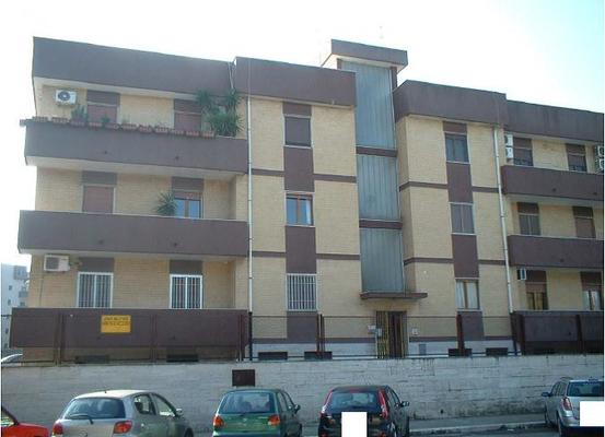 Appartamento in TARANTO VIA G. MAGNAGHI 4, piano secondo, int. 8. ingresso, salone, disimpegno, 3 camere, cucina, dispensa, 2 wc, veranda e balcone + pertinenziale deposito, posto auto scoperto, autorimessa ad uso comune (millesimi di proprietà 111,1111). N.C.E.U. Categoria Catastale A2 foglio 244 part. 21130 sub. 66, con autorimessa ad uso comune (millesimi di proprietà 111,1111) al foglio 244 part. 21130 sub. 179, deposito ad uso esclusivo al foglio 244 part. 21130 sub. 53 e posto auto scoperto ad uso esclusivo al foglio 244 part. 21130 sub. 157. Mq 120. Libero. Piena proprietà