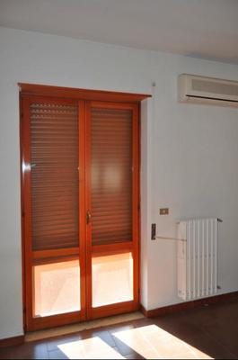 Appartamento in TARANTO VIA G. MAGNAGHI 4, piano secondo, int. 8. ingresso, salone, disimpegno, 3 camere, cucina, dispensa, 2 wc, veranda e balcone + pertinenziale deposito, posto auto scoperto, autorimessa ad uso comune (millesimi di proprietà 111,1111). N.C.E.U. Categoria Catastale A2 foglio 244 part. 21130 sub. 66, con autorimessa ad uso comune (millesimi di proprietà 111,1111) al foglio 244 part. 21130 sub. 179, deposito ad uso esclusivo al foglio 244 part. 21130 sub. 53 e posto auto scoperto ad uso esclusivo al foglio 244 part. 21130 sub. 157. Mq 120. Libero. Piena proprietà