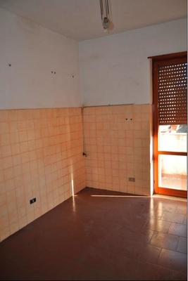 Appartamento in TARANTO VIA G. MAGNAGHI 4, piano secondo, int. 8. ingresso, salone, disimpegno, 3 camere, cucina, dispensa, 2 wc, veranda e balcone + pertinenziale deposito, posto auto scoperto, autorimessa ad uso comune (millesimi di proprietà 111,1111). N.C.E.U. Categoria Catastale A2 foglio 244 part. 21130 sub. 66, con autorimessa ad uso comune (millesimi di proprietà 111,1111) al foglio 244 part. 21130 sub. 179, deposito ad uso esclusivo al foglio 244 part. 21130 sub. 53 e posto auto scoperto ad uso esclusivo al foglio 244 part. 21130 sub. 157. Mq 120. Libero. Piena proprietà