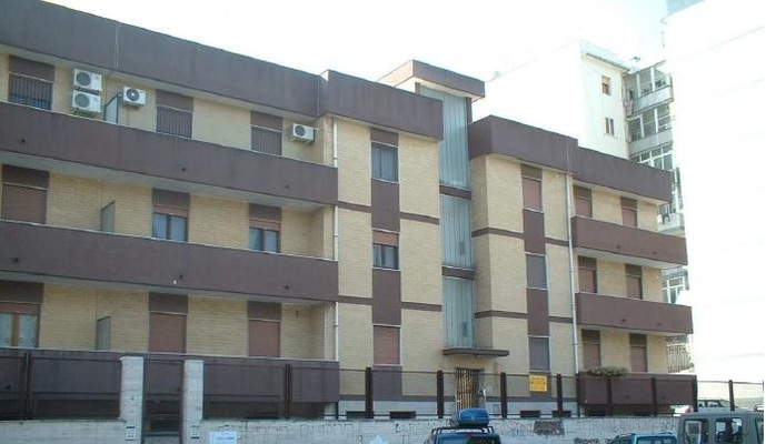 Appartamento in TARANTO VIA G. MAGNAGHI 4, piano secondo, int. 9. ingresso, soggiorno, disimpegno, 3 camere, cucina, bagno, wc, ripostiglio e 2 balconi + pertinenziale deposito, posto auto scoperto, autorimessa ad uso comune (millesimi di proprietà 111,1111). N.C.E.U. Categoria Catastale A2 foglio 244 part. 21130 sub. 32, con autorimessa ad uso comune (millesimi di proprietà 111,1111) al foglio 244 part. 21130 sub. 178, deposito ad uso esclusivo al foglio 244 part. 21130 sub. 19 e posto auto scoperto ad uso esclusivo al foglio 244 part. 21130 sub. 167. Mq 119. Libero. Piena proprietà