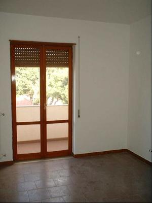 Appartamento in TARANTO VIA G. MAGNAGHI 4, piano secondo, int. 9. ingresso, soggiorno, disimpegno, 3 camere, cucina, bagno, wc, ripostiglio e 2 balconi + pertinenziale deposito, posto auto scoperto, autorimessa ad uso comune (millesimi di proprietà 111,1111). N.C.E.U. Categoria Catastale A2 foglio 244 part. 21130 sub. 32, con autorimessa ad uso comune (millesimi di proprietà 111,1111) al foglio 244 part. 21130 sub. 178, deposito ad uso esclusivo al foglio 244 part. 21130 sub. 19 e posto auto scoperto ad uso esclusivo al foglio 244 part. 21130 sub. 167. Mq 119. Libero. Piena proprietà