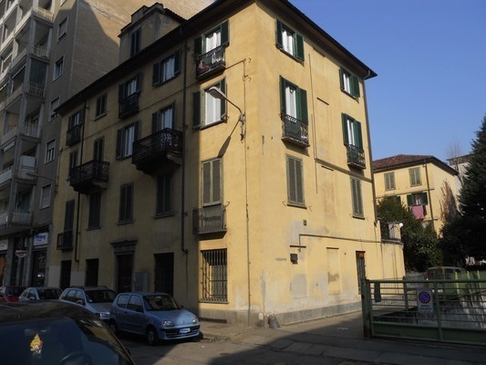 Appartamento in TORINO VIA S. GIOVANNI BOSCO 100, sc. A, piano primo. disimpegno, soggiorno, 2 camere, cucina, 2 wc e ripostiglio + pertinenziale cantina. N.C.E.U. Categoria Catastale A3 foglio 1177 part. 71 sub. 17 (inclusa cantina ad uso esclusivo). Mq 117. Libero. Piena proprietà