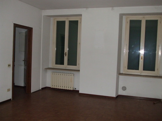 Appartamento in TORINO VIA S. GIOVANNI BOSCO 100, sc. A, piano primo. disimpegno, soggiorno, 2 camere, cucina, 2 wc e ripostiglio + pertinenziale cantina. N.C.E.U. Categoria Catastale A3 foglio 1177 part. 71 sub. 17 (inclusa cantina ad uso esclusivo). Mq 117. Libero. Piena proprietà