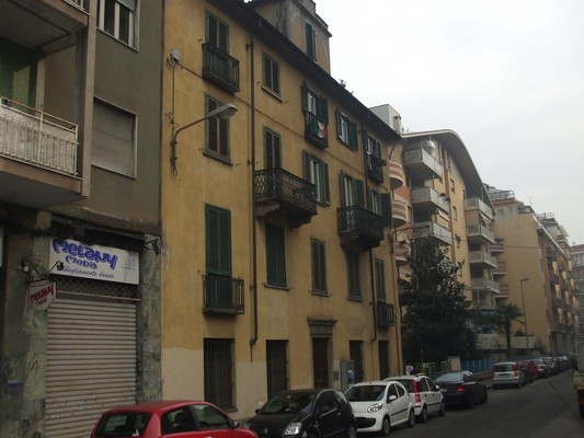 Appartamento in TORINO VIA S. GIOVANNI BOSCO 100, sc. A, piano terra. ingresso, soggiorno, 2 camere, cucinino e wc + pertinenziale cantina. N.C.E.U. Categoria Catastale A3 foglio 1177 part. 71 sub. 129 (inclusa cantina ad uso esclusivo). Mq 88. Libero. Piena proprietà