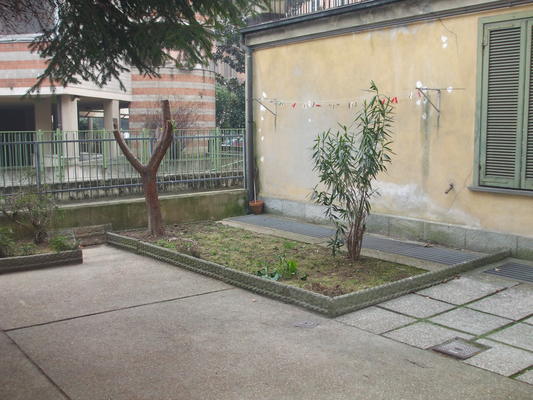 Appartamento in TORINO VIA S. GIOVANNI BOSCO 100, sc. A, piano terra. ingresso, soggiorno, 2 camere, cucinino e wc + pertinenziale cantina. N.C.E.U. Categoria Catastale A3 foglio 1177 part. 71 sub. 129 (inclusa cantina ad uso esclusivo). Mq 88. Libero. Piena proprietà
