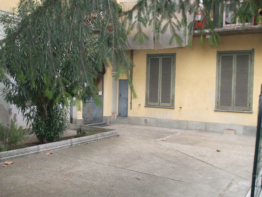 Appartamento in TORINO VIA S. GIOVANNI BOSCO 100, sc. A, piano terra. ingresso, soggiorno, 2 camere, cucinino e wc + pertinenziale cantina. N.C.E.U. Categoria Catastale A3 foglio 1177 part. 71 sub. 129 (inclusa cantina ad uso esclusivo). Mq 88. Libero. Piena proprietà