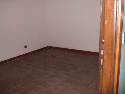 Appartamento in TORINO VIA S. GIOVANNI BOSCO 100, sc. A, piano terra. ingresso, soggiorno, 2 camere, cucinino e wc + pertinenziale cantina. N.C.E.U. Categoria Catastale A3 foglio 1177 part. 71 sub. 129 (inclusa cantina ad uso esclusivo). Mq 88. Libero. Piena proprietà