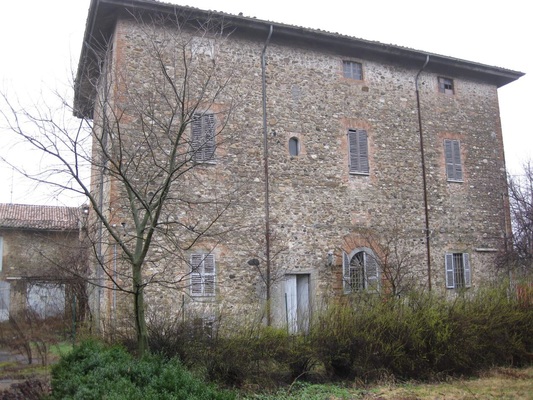 Nel comune di SAN GIORGIO PIACENTINO VIA DEL POZZONE SAN DAMIANO 41. Ampio complesso alloggiativo nel quale spicca il monumentale palazzo di San Damiano, borgo storico della Val Nure tra Carpaneto e San Giorgio Piacentino. Il palazzo presenta importanti sistemi di copertura quali volte a ombrello e a vela nonche un portico, oggi tamponato, di ordine ionico. Il Palazzo si articola su impianto a "L" con struttura in muratura mista. Il complesso alloggiativo è dotato anche di due box auto, locali deposito e una vasta area scoperta di pertinenza recintata +pertinenziale 2 box auto, locale deposito e ampia area esterna esclusiva. N.C.E.U.Foglio 32 Part. 60 Sub. 2-3-4-5-6-7.