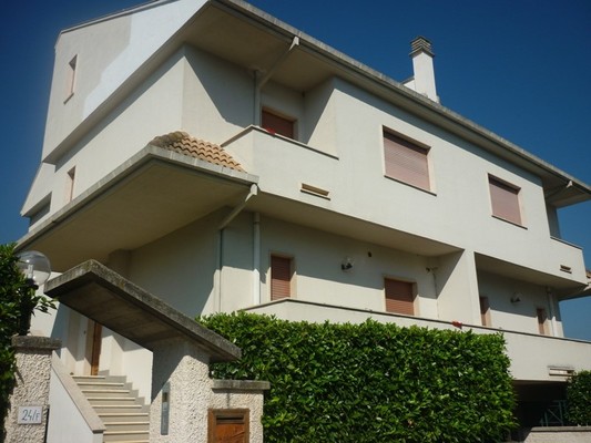 Nel comune di SULMONA STRADA STATALE 479 SANNITA SN. Villetta bifamiliare sita nel complesso edilizio residenziale Villaggio Sole in Sulmona. 
L’edificio si sviluppa, da cielo a terra, su piano seminterrato/terra, primo, secondo, terzo con annesse 2 corti esclusive (giardino) e due box auto +pertinenziale 2 autorimesse e 2 corti esclusive esterne. N.C.E.U.Foglio 42 Part. 399 Sub. 47 - 17 - 48 - 20. Mq. 585. Libero. Intera Proprietà