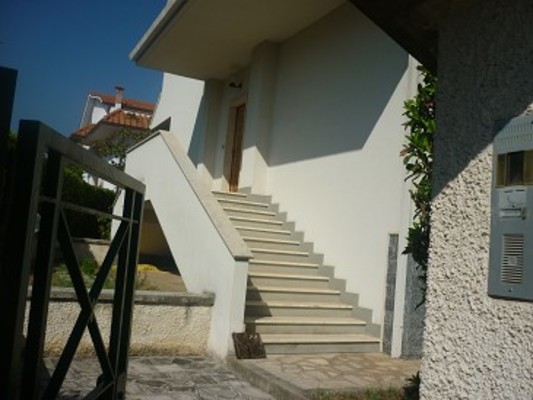 Nel comune di SULMONA STRADA STATALE 479 SANNITA SN. Villetta bifamiliare sita nel complesso edilizio residenziale Villaggio Sole in Sulmona. 
L’edificio si sviluppa, da cielo a terra, su piano seminterrato/terra, primo, secondo, terzo con annesse 2 corti esclusive (giardino) e due box auto +pertinenziale 2 autorimesse e 2 corti esclusive esterne. N.C.E.U.Foglio 42 Part. 399 Sub. 47 - 17 - 48 - 20. Mq. 585. Libero. Intera Proprietà