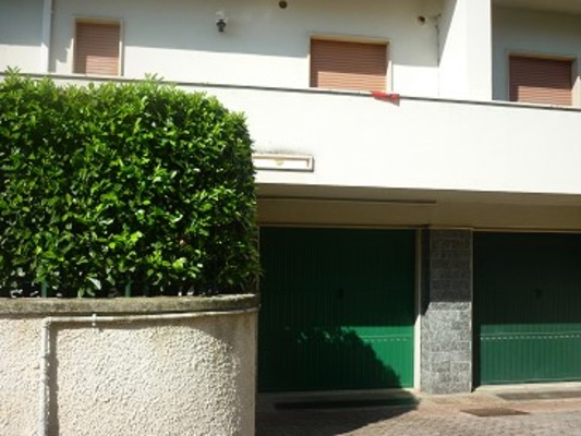 Nel comune di SULMONA STRADA STATALE 479 SANNITA SN. Villetta bifamiliare sita nel complesso edilizio residenziale Villaggio Sole in Sulmona. 
L’edificio si sviluppa, da cielo a terra, su piano seminterrato/terra, primo, secondo, terzo con annesse 2 corti esclusive (giardino) e due box auto +pertinenziale 2 autorimesse e 2 corti esclusive esterne. N.C.E.U.Foglio 42 Part. 399 Sub. 47 - 17 - 48 - 20. Mq. 585. Libero. Intera Proprietà