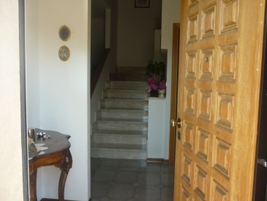 Nel comune di SULMONA STRADA STATALE 479 SANNITA SN. Villetta bifamiliare sita nel complesso edilizio residenziale Villaggio Sole in Sulmona. 
L’edificio si sviluppa, da cielo a terra, su piano seminterrato/terra, primo, secondo, terzo con annesse 2 corti esclusive (giardino) e due box auto +pertinenziale 2 autorimesse e 2 corti esclusive esterne. N.C.E.U.Foglio 42 Part. 399 Sub. 47 - 17 - 48 - 20. Mq. 585. Libero. Intera Proprietà