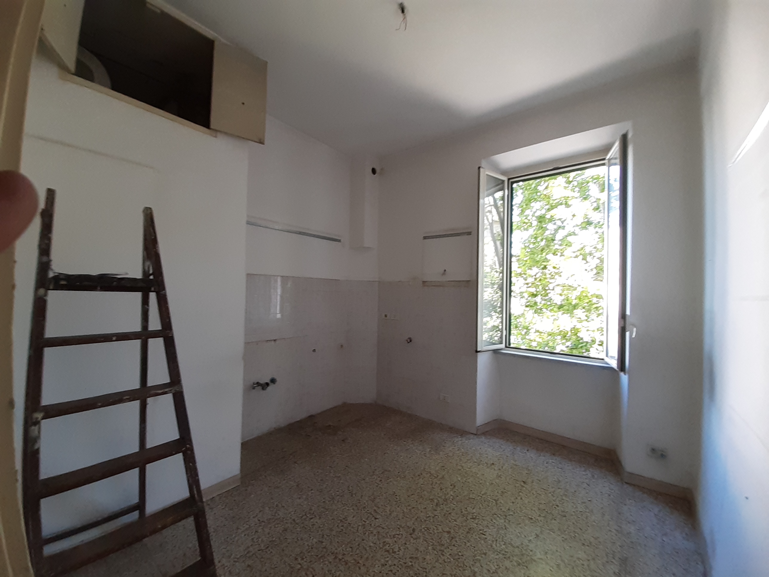 Immobile sito in ROMA, CAP 00136 Piazzale degli Eroi n°8, SCALA P, PIANO 2. DESCRIZIONE: APPARTAMENTO CON BALCONE INT. 5 DI 3,5 VANI CON ASCENSORE. DATI CATASTALI [N.C.E.U.] Categoria A/2, Foglio 373, Part. 44, Sub 121. Mq 71. STATO Libero