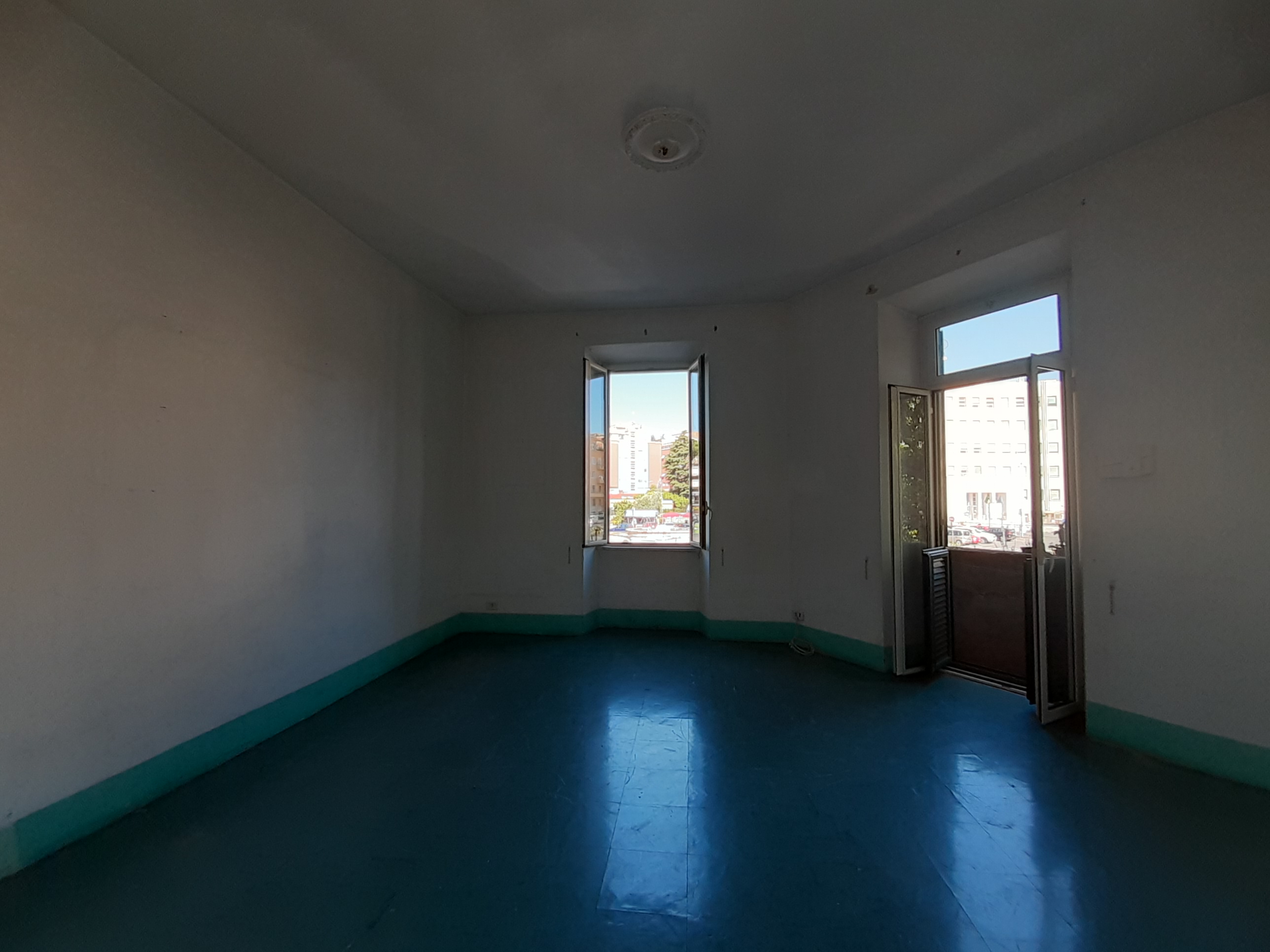 Immobile sito in ROMA, CAP 00136 Piazzale degli Eroi n°8, SCALA P, PIANO 2. DESCRIZIONE: APPARTAMENTO CON BALCONE INT. 5 DI 3,5 VANI CON ASCENSORE. DATI CATASTALI [N.C.E.U.] Categoria A/2, Foglio 373, Part. 44, Sub 121. Mq 71. STATO Libero