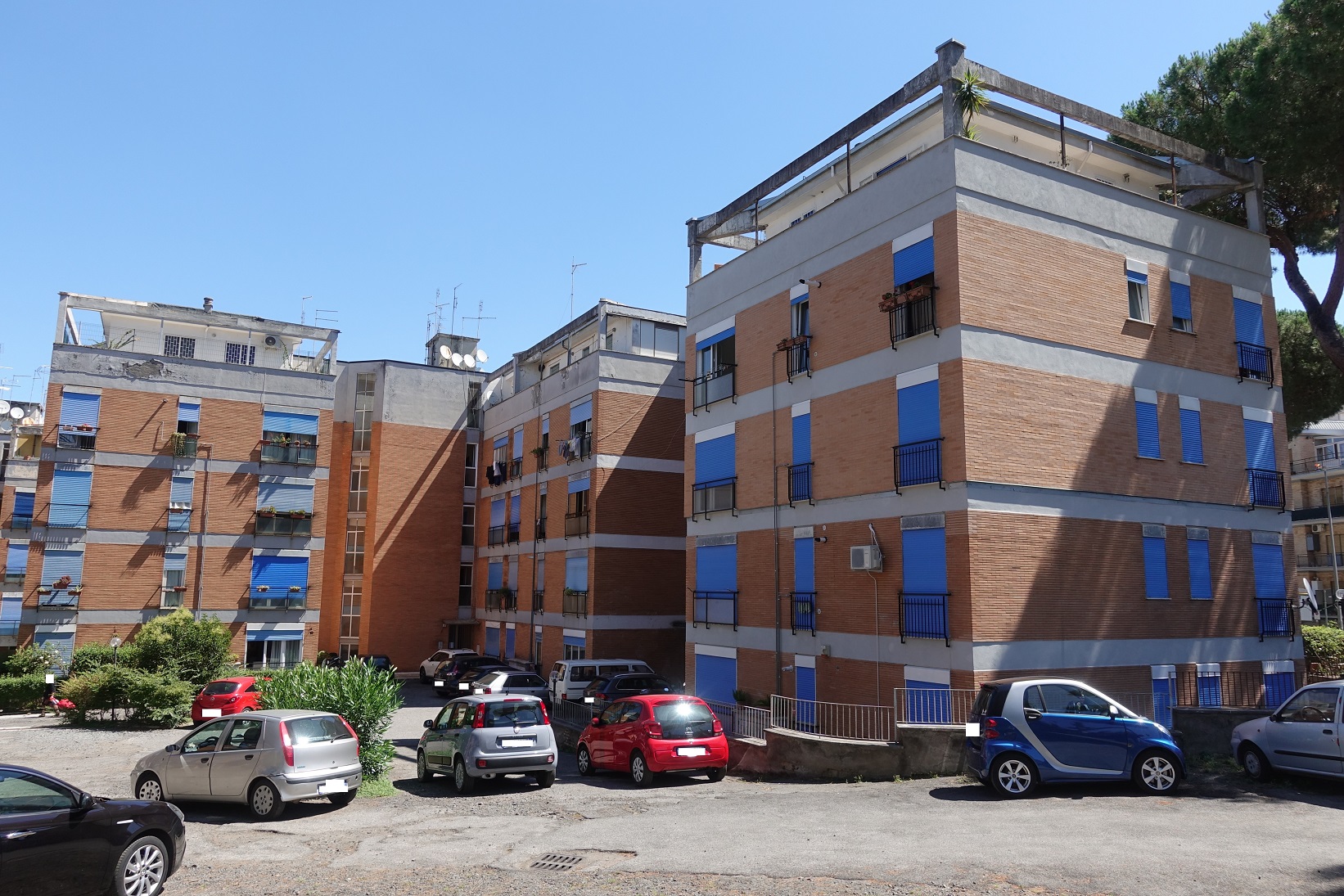 Immobile sito in ROMA, CAP 00189 Via di Grottarossa n°91, SCALA A, PIANO 4-S1. DESCRIZIONE: APPARTAMENTO CON BALCONI INT.13 DI 6 VANI CON ASCENSORE pertinenziale CANTINA. DATI CATASTALI [N.C.E.U.] Categoria A/3, Foglio 203, Part. 332, Sub 13. Mq 100. STATO Libero