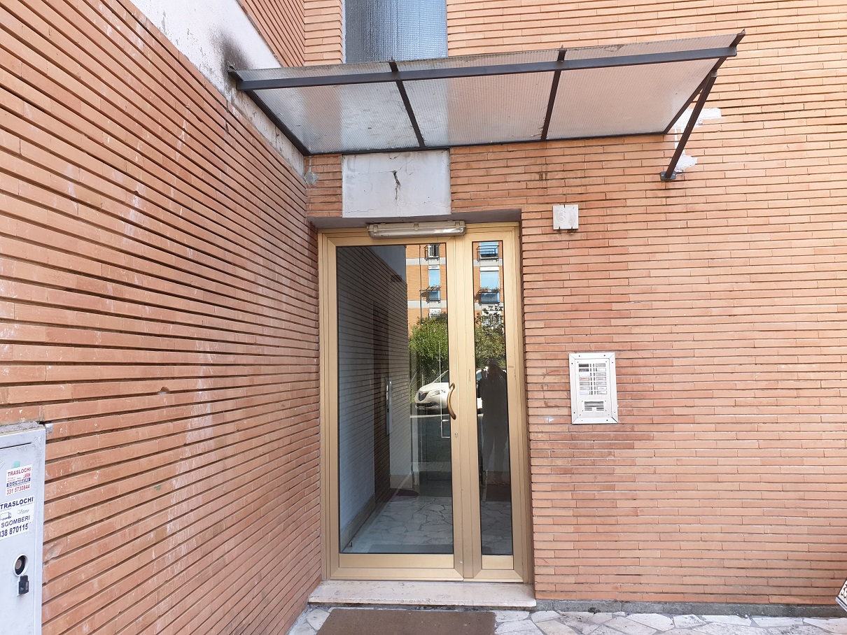 Immobile sito in ROMA, CAP 00189 Via di Grottarossa n°91, SCALA A, PIANO 4-S1. DESCRIZIONE: APPARTAMENTO CON BALCONI INT.13 DI 6 VANI CON ASCENSORE pertinenziale CANTINA. DATI CATASTALI [N.C.E.U.] Categoria A/3, Foglio 203, Part. 332, Sub 13. Mq 100. STATO Libero