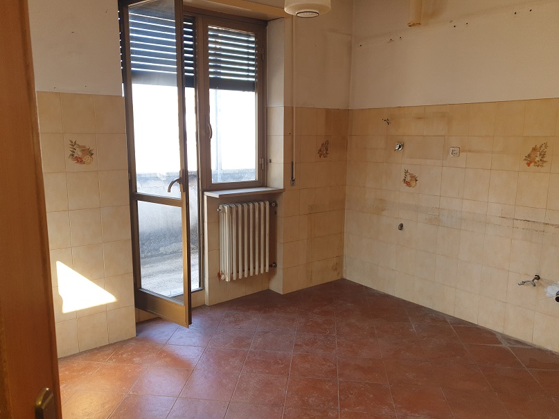 Immobile sito in ROMA, CAP 00189 Via di Grottarossa n°91, SCALA A, PIANO 4-S1. DESCRIZIONE: APPARTAMENTO CON BALCONI INT.13 DI 6 VANI CON ASCENSORE pertinenziale CANTINA. DATI CATASTALI [N.C.E.U.] Categoria A/3, Foglio 203, Part. 332, Sub 13. Mq 100. STATO Libero