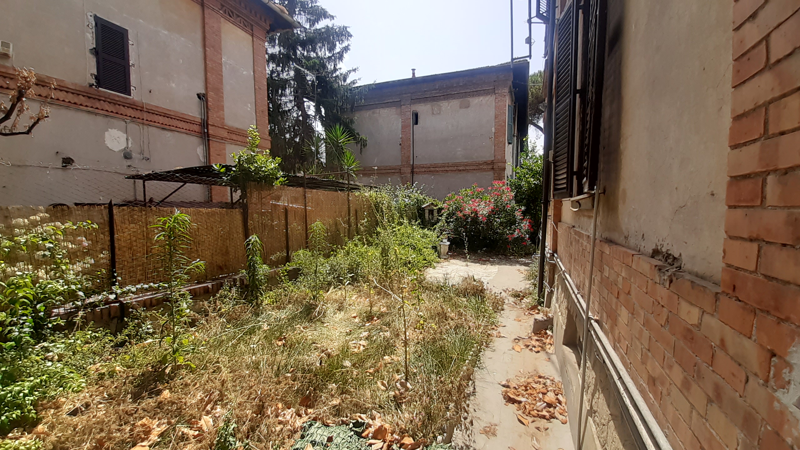 VILLINO CON ACCESSO INDIPENDENTE DI 7,5 VANI CON GIARDINO sito in ROMA, CAP 00153 Piazza Gian Lorenzo Bernini n°12. di Mq 167. Dati Catastali Cat. A/7, foglio 519, part. 256. STATO Libero.