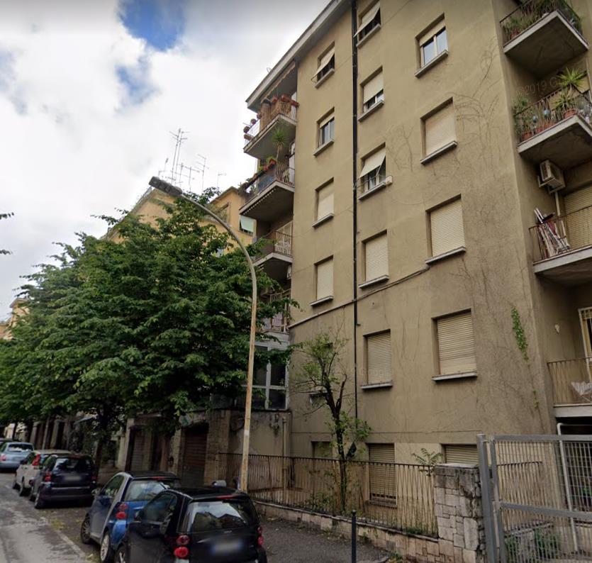 Immobile Residenziale, sito in Roma Via Sirte 28. DESCRIZIONE UNITA' PRINCIPALE: Appartamento composto da ampio ingresso-soggiorno, disimpegno, cucina abitabile, bagno, 1 camera con ampio cortile. Identificativi Catastali [N.C.E.U.]: Unità Residenziale cat. A/2 foglio 566 part. 109 sub 502. STATO:Libero. Piena Proprietà