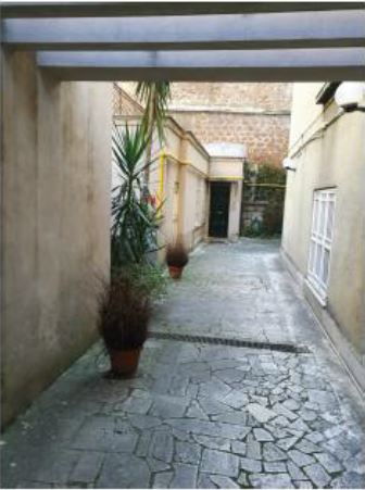Immobile Residenziale, sito in Roma Via Sirte 28. DESCRIZIONE UNITA' PRINCIPALE: Appartamento composto da ampio ingresso-soggiorno, disimpegno, cucina abitabile, bagno, 1 camera con ampio cortile. Identificativi Catastali [N.C.E.U.]: Unità Residenziale cat. A/2 foglio 566 part. 109 sub 502. STATO:Libero. Piena Proprietà