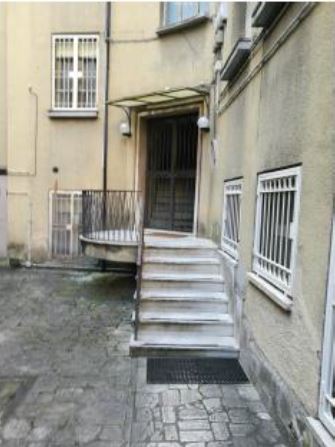 Immobile Residenziale, sito in Roma Via Sirte 28. DESCRIZIONE UNITA' PRINCIPALE: Appartamento composto da ampio ingresso-soggiorno, disimpegno, cucina abitabile, bagno, 1 camera con ampio cortile. Identificativi Catastali [N.C.E.U.]: Unità Residenziale cat. A/2 foglio 566 part. 109 sub 502. STATO:Libero. Piena Proprietà