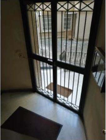 Immobile Residenziale, sito in Roma Via Sirte 28. DESCRIZIONE UNITA' PRINCIPALE: Appartamento composto da ampio ingresso-soggiorno, disimpegno, cucina abitabile, bagno, 1 camera con ampio cortile. Identificativi Catastali [N.C.E.U.]: Unità Residenziale cat. A/2 foglio 566 part. 109 sub 502. STATO:Libero. Piena Proprietà