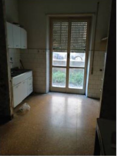Immobile Residenziale, sito in Roma Via Sirte 28. DESCRIZIONE UNITA' PRINCIPALE: Appartamento composto da ampio ingresso-soggiorno, disimpegno, cucina abitabile, bagno, 1 camera con ampio cortile. Identificativi Catastali [N.C.E.U.]: Unità Residenziale cat. A/2 foglio 566 part. 109 sub 502. STATO:Libero. Piena Proprietà