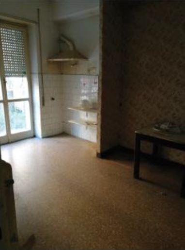 Immobile Residenziale, sito in Roma Via Sirte 28. DESCRIZIONE UNITA' PRINCIPALE: Appartamento composto da ampio ingresso-soggiorno, disimpegno, cucina abitabile, bagno, 1 camera con ampio cortile. Identificativi Catastali [N.C.E.U.]: Unità Residenziale cat. A/2 foglio 566 part. 109 sub 502. STATO:Libero. Piena Proprietà