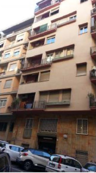 Immobile Residenziale, sito in Roma Via Maestro Gaetano Capocci 11. DESCRIZIONE UNITA' PRINCIPALE: Appartamento composto da ingresso, disimpegno, locale di servizio con WC, cucina abitabile con balcone, bagno, 3 camere di cui 2 con balcone comunicante. Identificativi Catastali [N.C.E.U.]: Unità Residenziale cat. A/3 foglio 562 part. 135 sub 10. STATO:Libero. Piena Proprietà