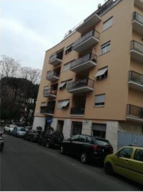 Immobile Residenziale, sito in Roma Via Gian Leonardo Ceruso 32. DESCRIZIONE UNITA' PRINCIPALE: Appartamento composto da ingresso-corridoio, due vani, cucina abitabile e bagno. Identificativi Catastali [N.C.E.U.]: Unità Residenziale cat. A/3 foglio 843 part. 429 sub 6. STATO:Libero. Piena Proprietà