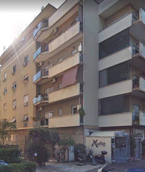 Immobile Residenziale, sito in Roma Via Luigi Capuana 54. DESCRIZIONE UNITA' PRINCIPALE: Appartamento composto da un vano, cucina abitabile, bagno, ampio ingresso e disimpegno. Identificativi Catastali [N.C.E.U.]: Unità Residenziale cat. A/5 foglio 273 part. 165 sub 20. STATO:Libero. Piena Proprietà