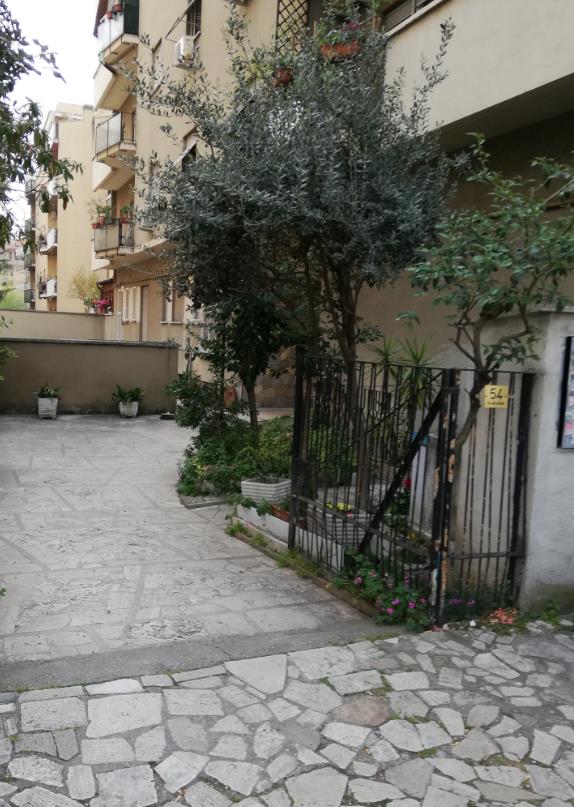 Immobile Residenziale, sito in Roma Via Luigi Capuana 54. DESCRIZIONE UNITA' PRINCIPALE: Appartamento composto da un vano, cucina abitabile, bagno, ampio ingresso e disimpegno. Identificativi Catastali [N.C.E.U.]: Unità Residenziale cat. A/5 foglio 273 part. 165 sub 20. STATO:Libero. Piena Proprietà