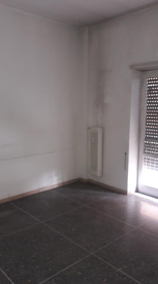 Immobile Residenziale, sito in Roma Via Luigi Capuana 54. DESCRIZIONE UNITA' PRINCIPALE: Appartamento composto da un vano, cucina abitabile, bagno, ampio ingresso e disimpegno. Identificativi Catastali [N.C.E.U.]: Unità Residenziale cat. A/5 foglio 273 part. 165 sub 20. STATO:Libero. Piena Proprietà